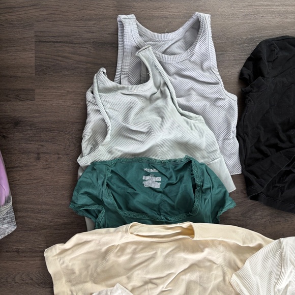 Lot of 9 crop tanks, short and long sleeve shirts - Picture 3 of 4